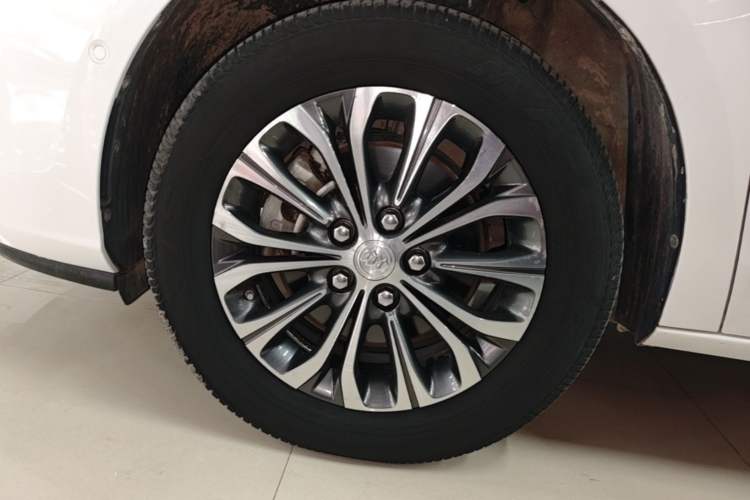 Used Buick GL8 2021 Land Cruiser Executive 652T Premium Model Left Front Wheel Hub