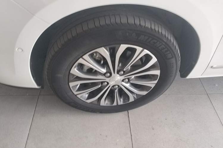 Used Buick GL8 2021 Land Cruiser Executive Class 652T Smart Luxury Model Left Front Wheel Hub