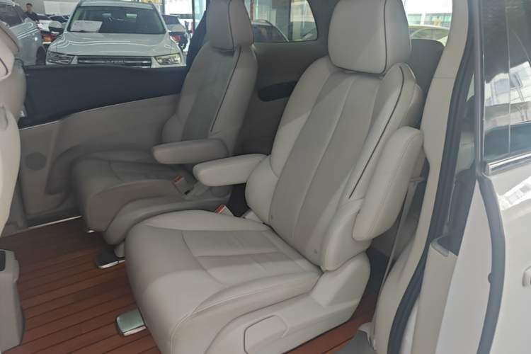 Used Buick GL8 2021 Land Cruiser Executive Class 652T Luxury Model Left Rear Seat