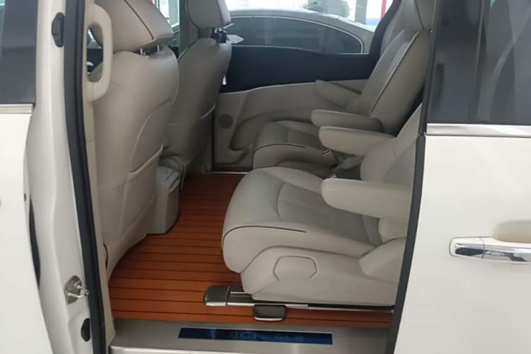 Used Buick GL8 2021 Land Cruiser Executive Class 652T Smart Luxury Model Left Rear Seat
