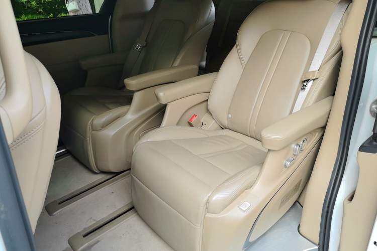 Used Buick GL8 2021 ES Land Cruiser 653T Smart Flagship Model Left Rear Seat