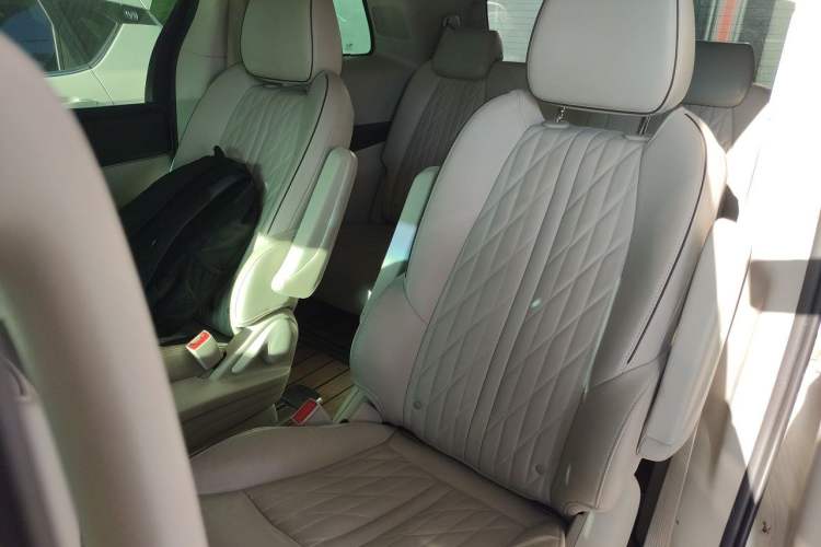 Used Buick GL8 2021 Land Cruiser Executive Class 652T Comfort Model Left Rear Seat