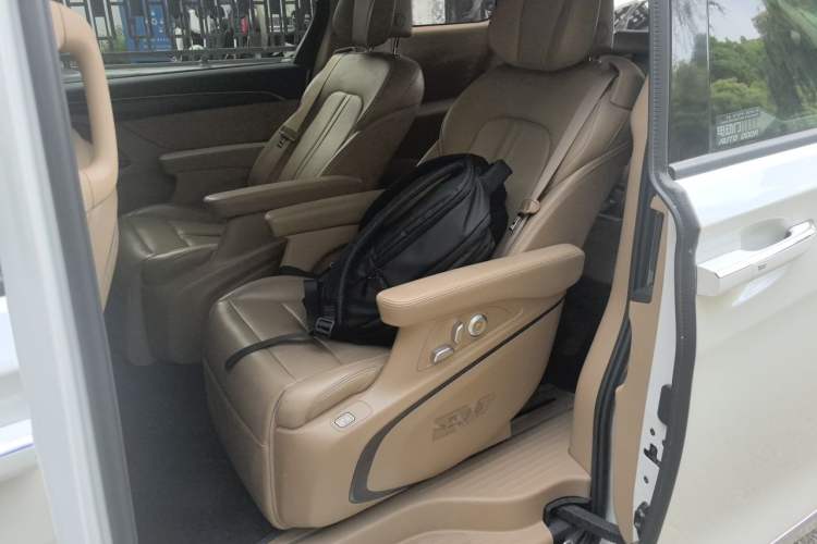 Used Buick GL8 2021 ES Land Cruiser 653T Flagship Model Left Rear Seat