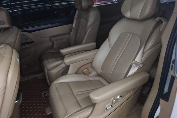 Used Buick GL8 2021 ES Land Cruiser 653T Flagship Model Left Rear Seat