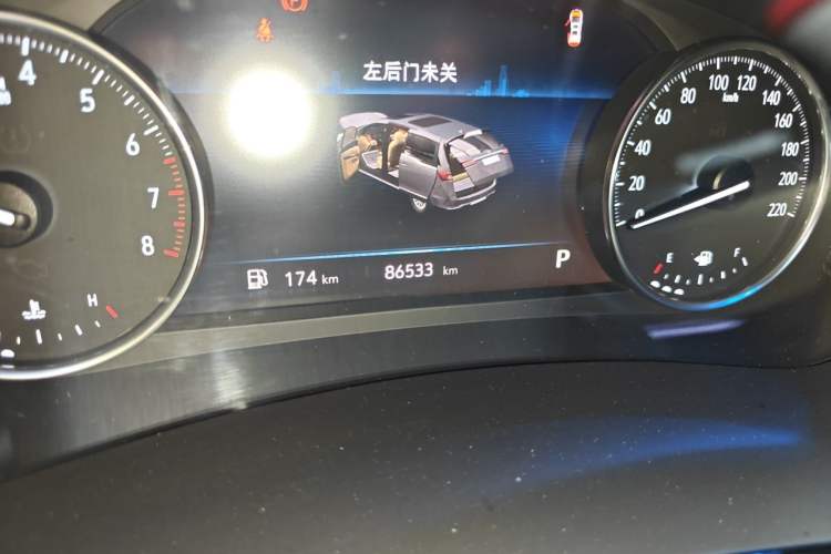 Used Buick GL8 2021 Land Cruiser Executive Class 652T Luxury Model Odometer Close Up