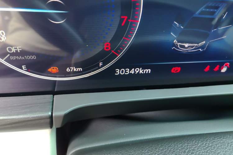 Used Buick GL8 2021 ES Landtrek 653T Comfort Edition Odometer Close Up