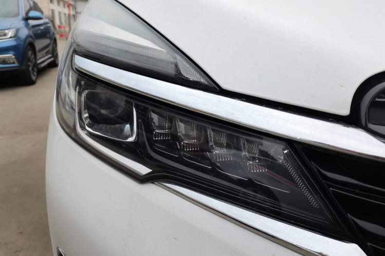 Used Buick GL8 2021 Land Cruiser Executive Class 652T Comfort Model Right Front Headlight
