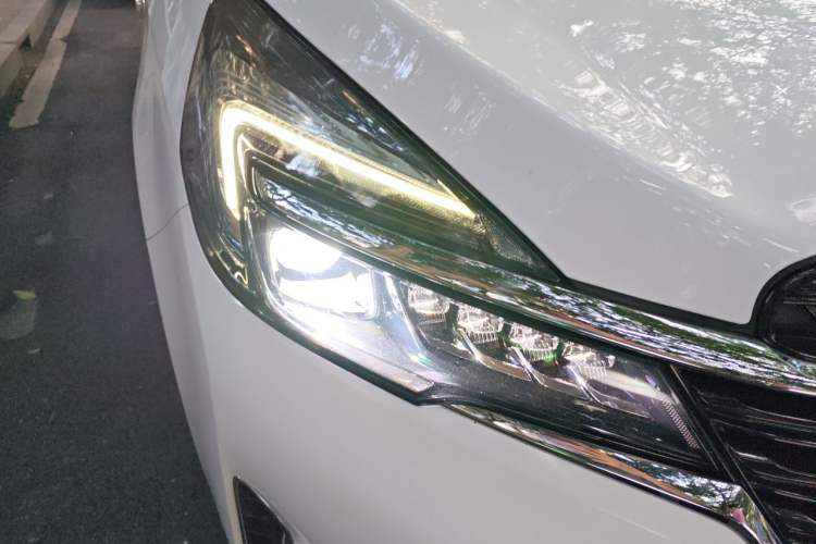 Used Buick GL8 2021 Land Cruiser Executive Class 652T Luxury Model Right Front Headlight
