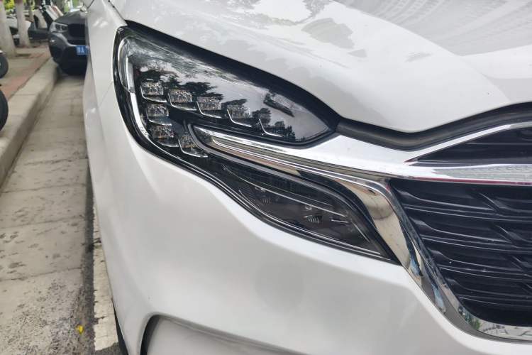 Used Buick GL8 2021 ES Landtrek 653T Luxury Model Right Front Headlight