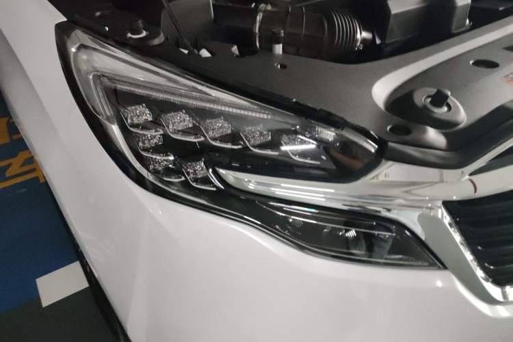 Used Buick GL8 2021 ES Land Cruiser 653T Smart Flagship Model Right Front Headlight