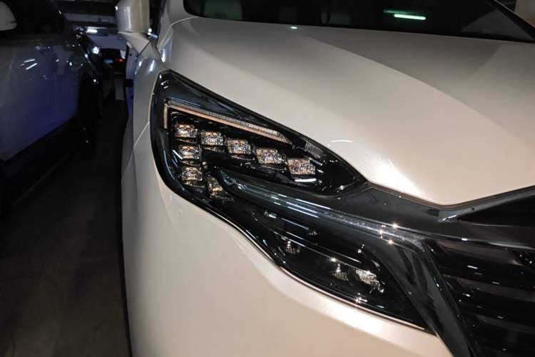 Used Buick GL8 2021 ES Land Cruiser 653T Luxury Edition Right Front Headlight