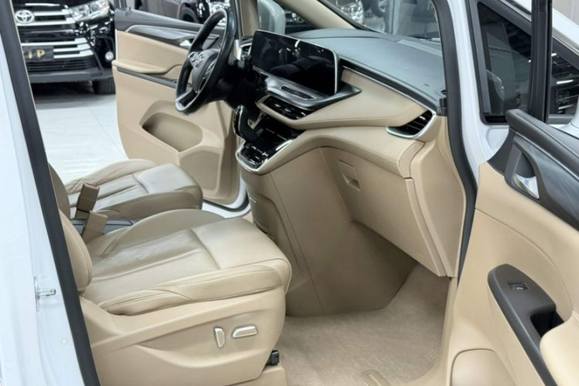 Used Buick GL8 2021 ES Landtrek 653T Luxury Model Right Front Seat