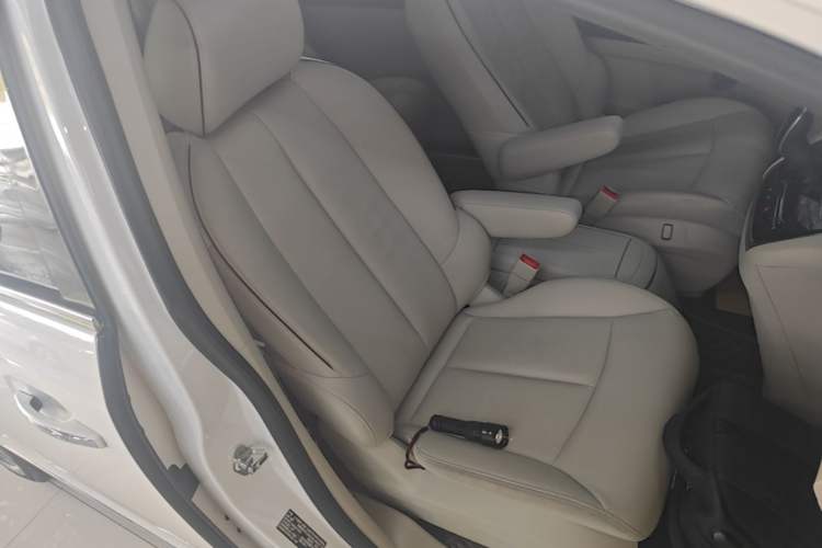 Used Buick GL8 2021 Land Cruiser Executive Class 652T Luxury Model Right Front Seat