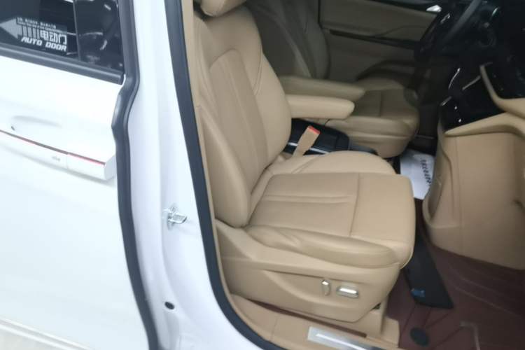 Used Buick GL8 2021 ES Land Cruiser 653T Flagship Model Right Front Seat