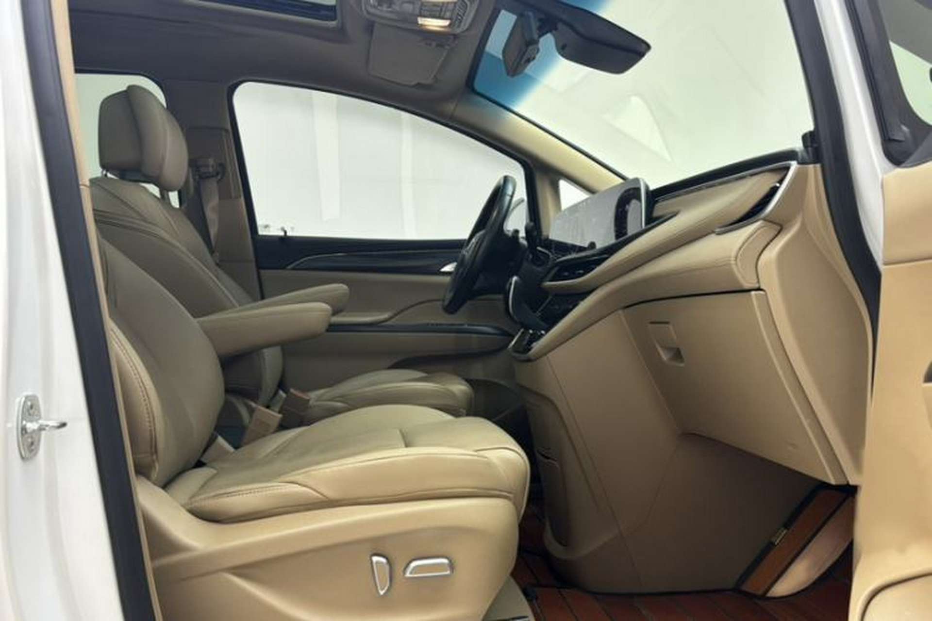 Used Buick GL8 2021 ES Landtrek 653T Luxury Model Right Front Seat
