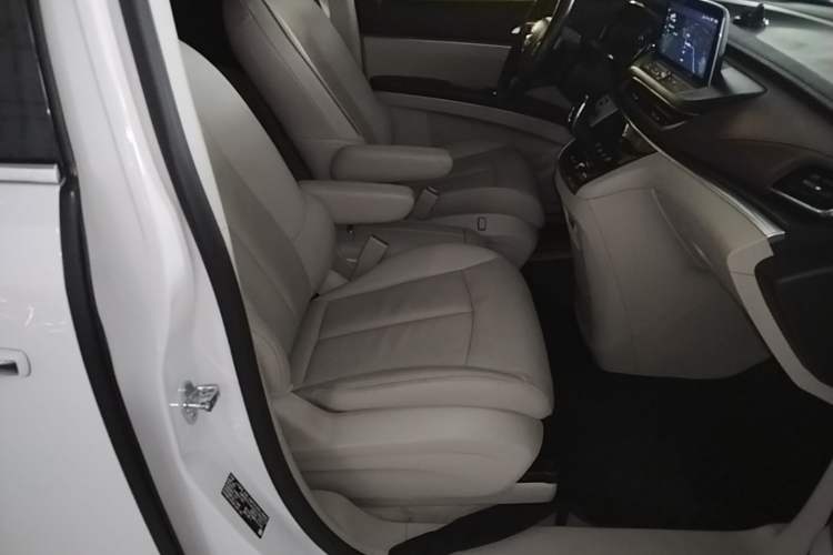Used Buick GL8 2021 Land Cruiser Executive Class 652T Luxury Model Right Front Seat