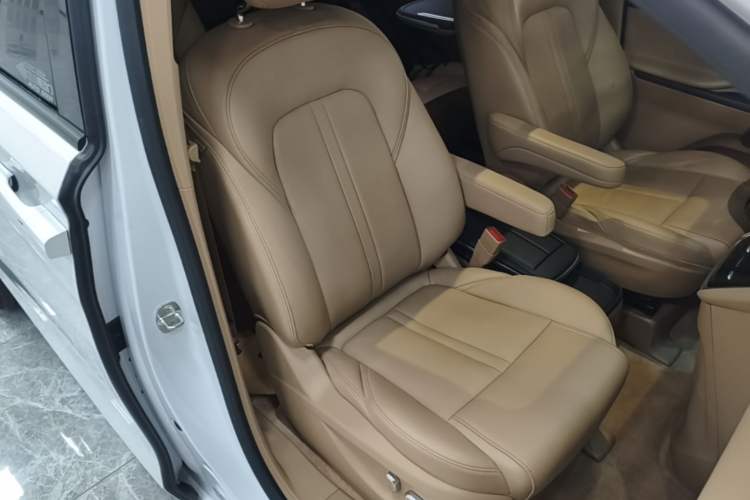 Used Buick GL8 2021 ES Land Cruiser 653T Luxury Edition Right Front Seat