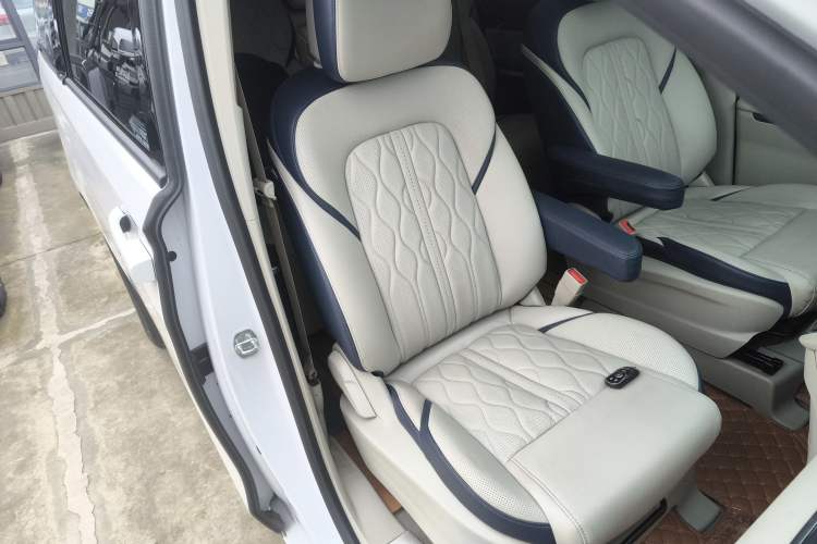 Used Buick GL8 2021 ES Landtrek 653T Comfort Edition Right Front Seat