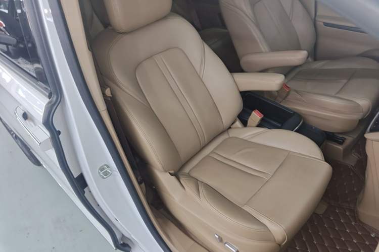 Used Buick GL8 2021 ES Land Cruiser 653T Flagship Model Right Front Seat