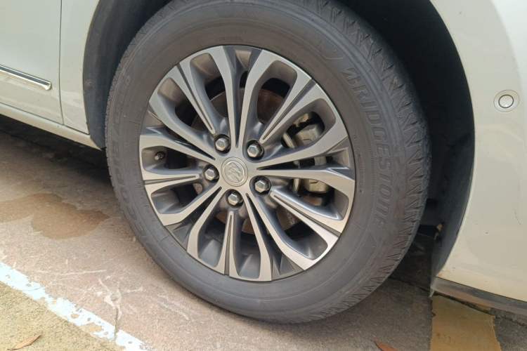 Used Buick GL8 2021 Land Cruiser Executive 652T Premium Model Right Front Wheel Hub