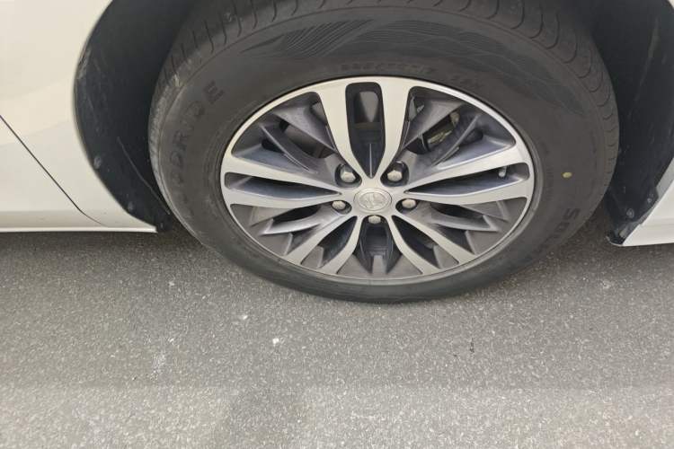 Used Buick GL8 2021 ES Landtrek 653T Comfort Edition Right Front Wheel Hub