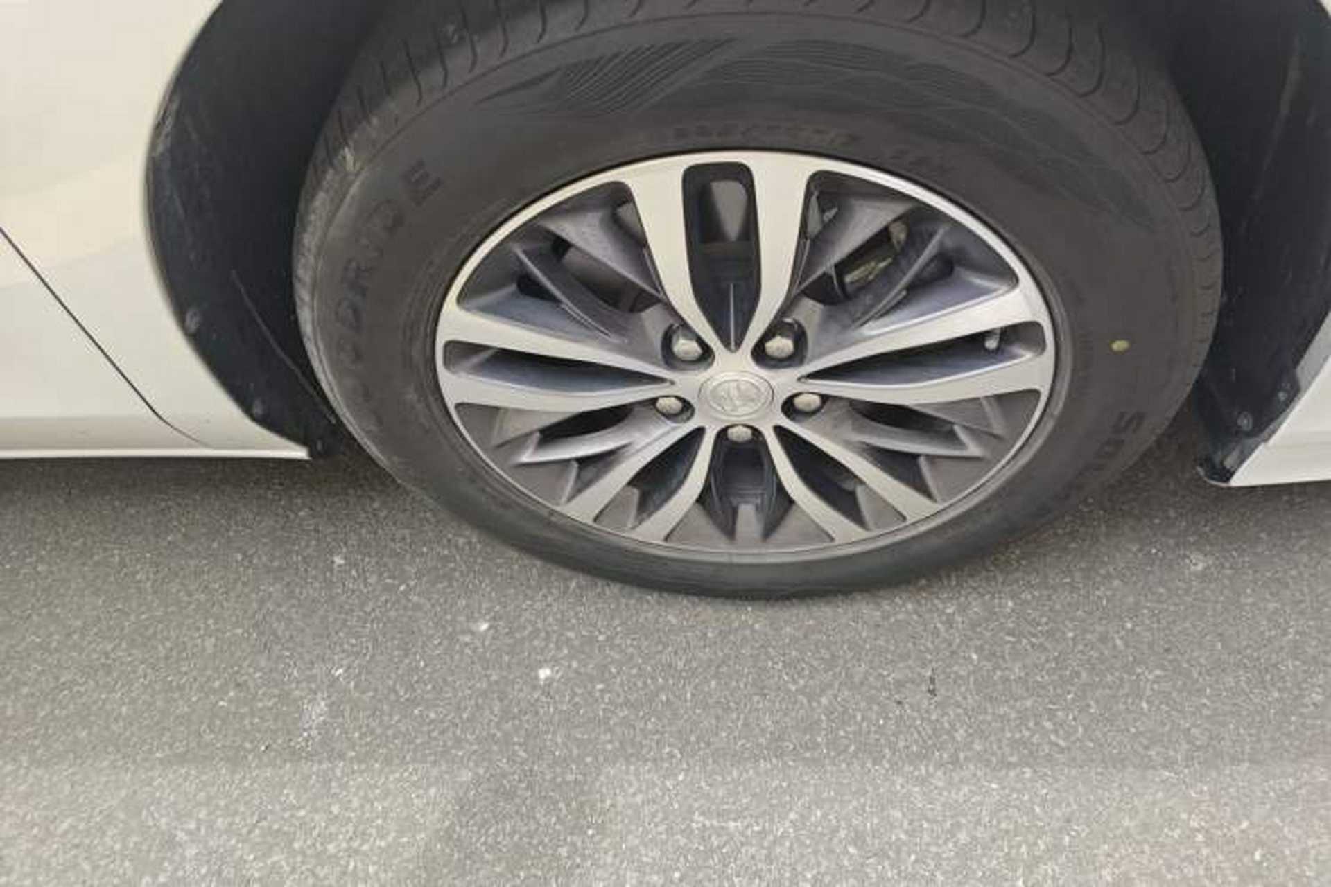 Used Buick GL8 2021 ES Landtrek 653T Comfort Edition Right Front Wheel Hub
