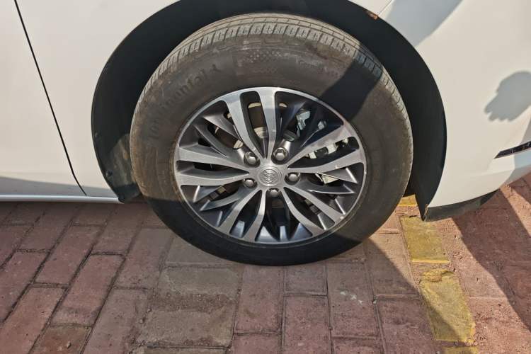 Used Buick GL8 2021 ES Landtrek 653T Comfort Edition Right Front Wheel Hub