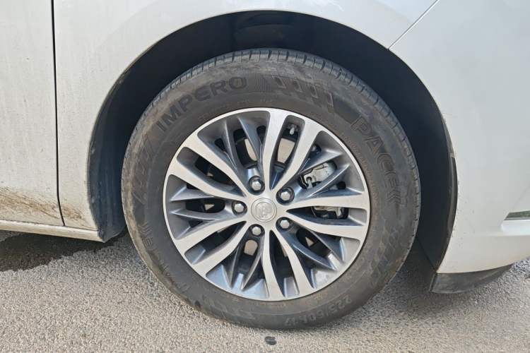 Used Buick GL8 2021 ES Landtrek 653T Comfort Edition Right Front Wheel Hub