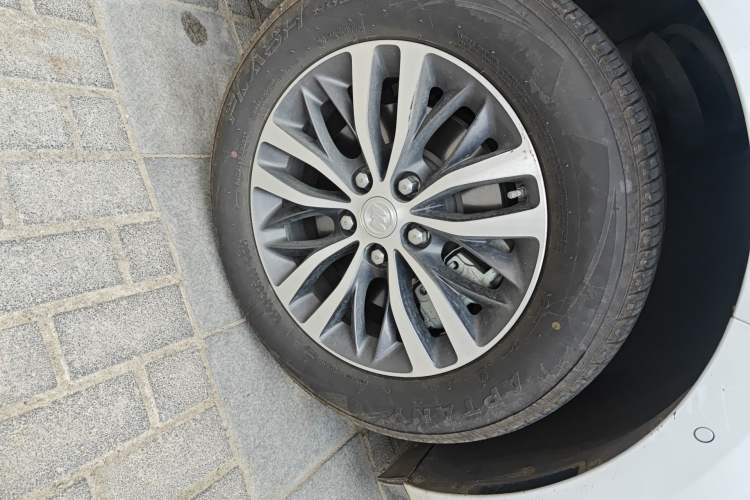 Used Buick GL8 2021 ES Land Cruiser 653T Luxury Edition Right Front Wheel Hub