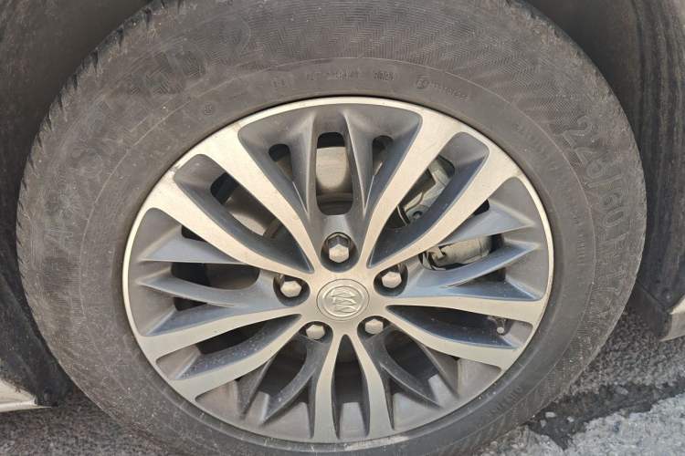 Used Buick GL8 2021 ES Landtrek 653T Comfort Edition Right Front Wheel Hub