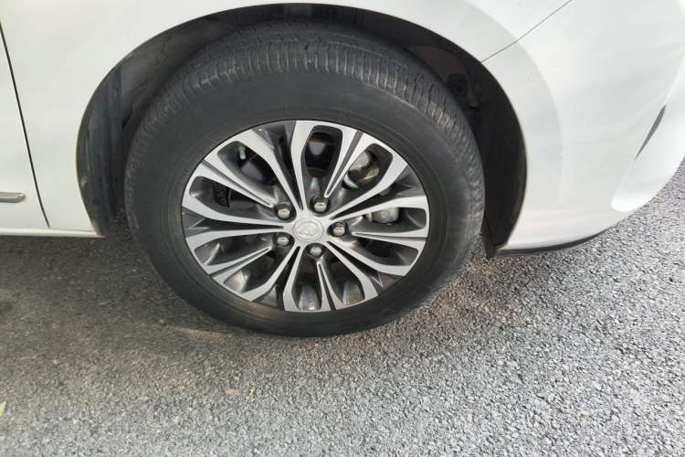 Used Buick GL8 2021 Land Cruiser Executive Class 652T Luxury Model Right Front Wheel Hub
