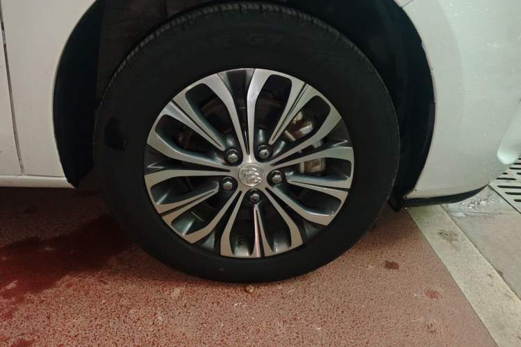 Used Buick GL8 2021 Land Cruiser Executive Class 652T Comfort Model Right Front Wheel Hub
