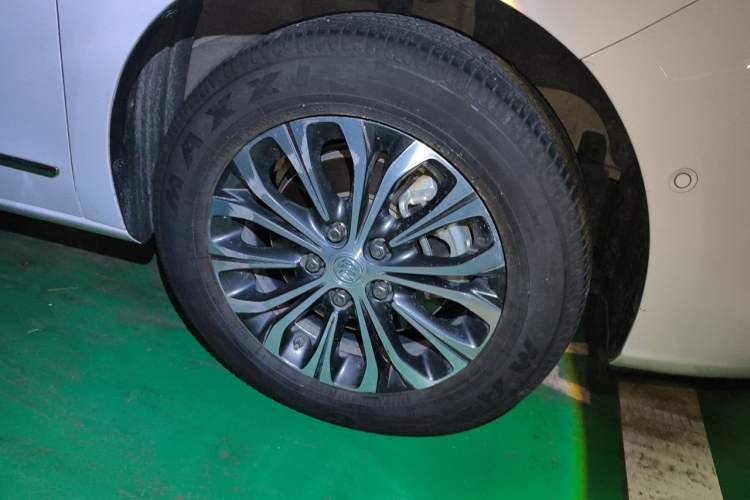 Used Buick GL8 2021 Land Cruiser Executive 652T Premium Model Right Front Wheel Hub