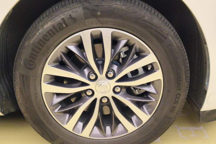 Used Buick GL8 2021 ES Landtrek 653T Comfort Edition Right Front Wheel Hub
