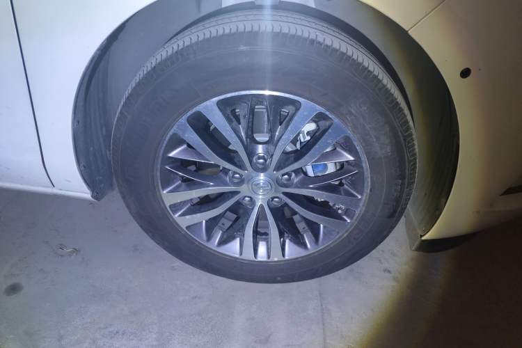 Used Buick GL8 2021 ES Landtrek 653T Comfort Edition Right Front Wheel Hub