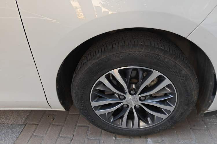Used Buick GL8 2021 ES Landtrek 653T Comfort Edition Right Front Wheel Hub