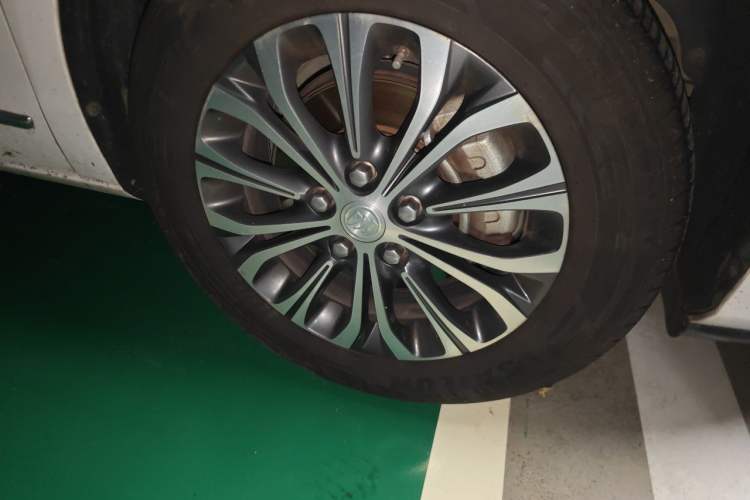 Used Buick GL8 2021 Land Cruiser Executive Class 652T Luxury Model Right Front Wheel Hub