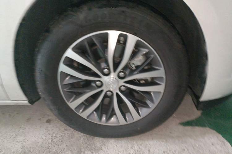 Used Buick GL8 2021 ES Landtrek 653T Comfort Edition Right Front Wheel Hub