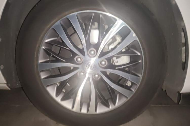 Used Buick GL8 2021 ES Landtrek 653T Comfort Edition Right Front Wheel Hub