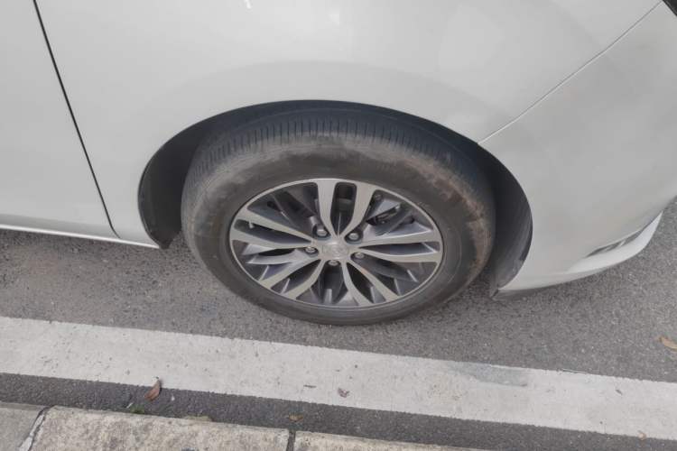 Used Buick GL8 2021 ES Landtrek 653T Comfort Edition Right Front Wheel Hub