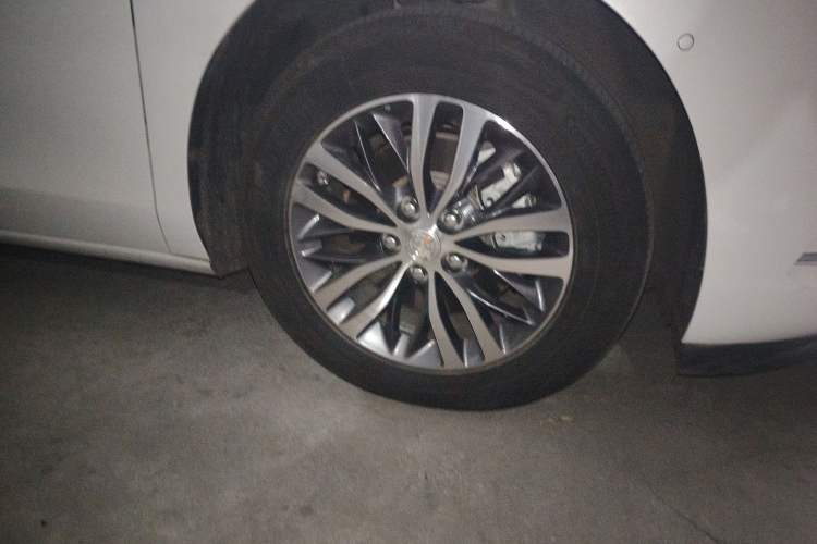Used Buick GL8 2021 ES Landtrek 653T Comfort Edition Right Front Wheel Hub