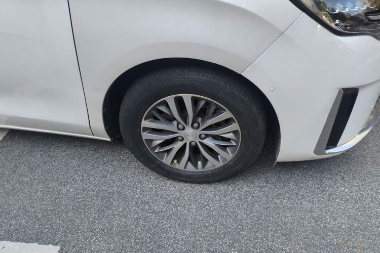 Used Buick GL8 2021 ES Landtrek 653T Comfort Edition Right Front Wheel Hub