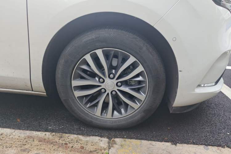Used Buick GL8 2021 ES Land Cruiser 653T Luxury Edition Right Front Wheel Hub
