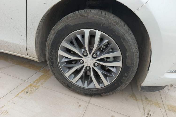 Used Buick GL8 2021 ES Landtrek 653T Comfort Edition Right Front Wheel Hub