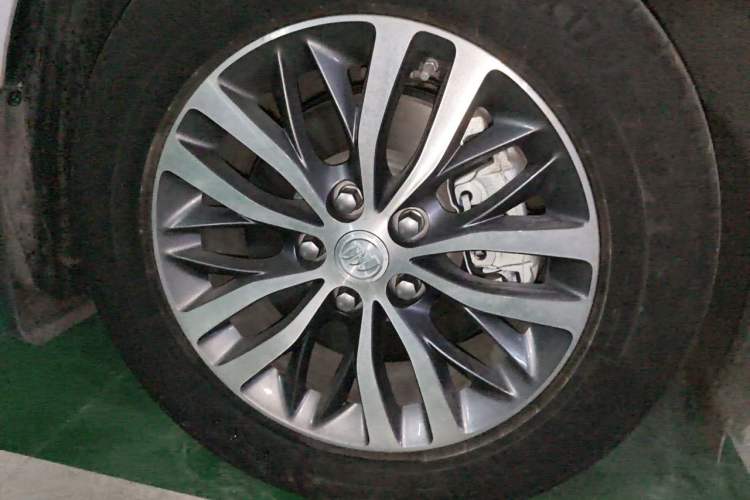 Used Buick GL8 2021 ES Landtrek 653T Comfort Edition Right Front Wheel Hub