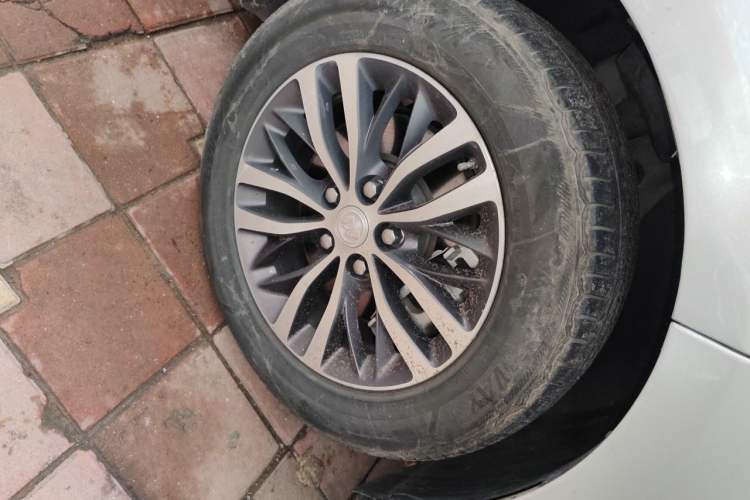 Used Buick GL8 2021 ES Landtrek 653T Comfort Edition Right Front Wheel Hub