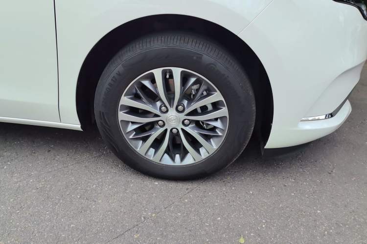 Used Buick GL8 2021 ES Landtrek 653T Comfort Edition Right Front Wheel Hub