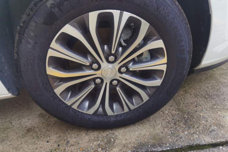 Used Buick GL8 2021 Land Cruiser Executive Class 652T Luxury Model Right Front Wheel Hub