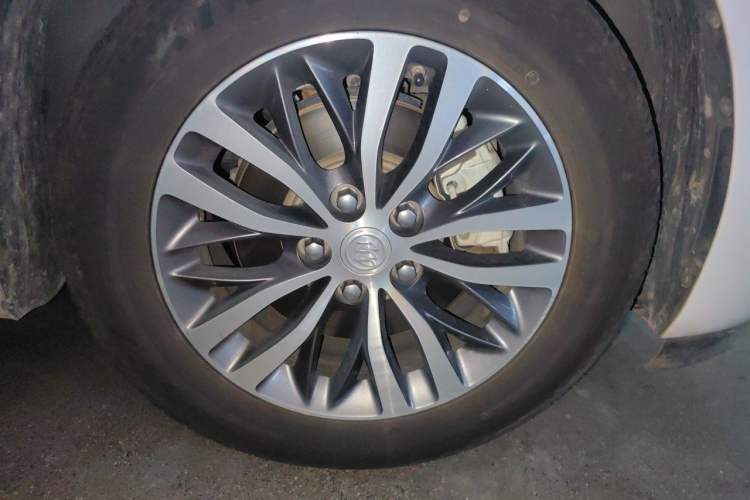 Used Buick GL8 2021 ES Landtrek 653T Comfort Edition Right Front Wheel Hub