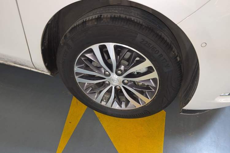 Used Buick GL8 2021 ES Land Cruiser 653T Luxury Edition Right Front Wheel Hub